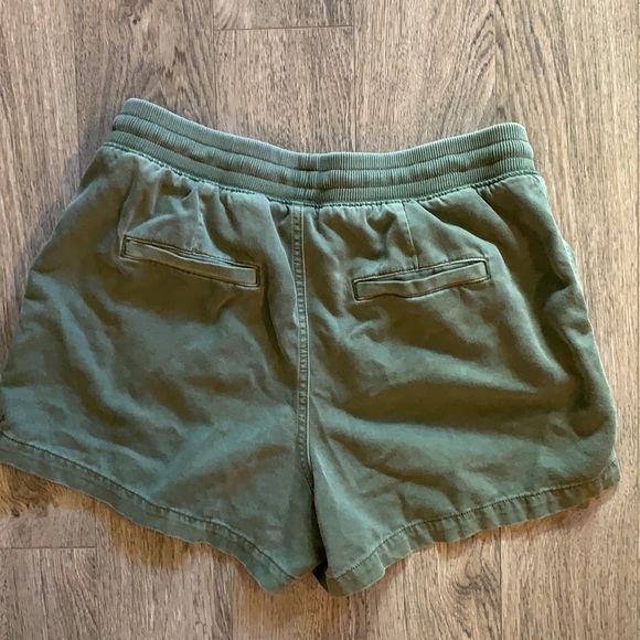 GAP Army Green Shorts EUC - Picture 3 of 4